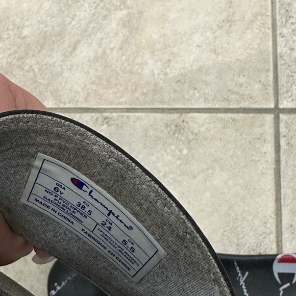 Boys champion slides size 6 - Picture 7 of 7